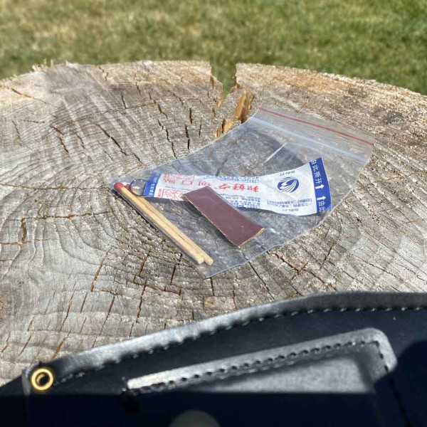 Silver survival knife: 420 blade, integrated tools, ideal for adventure