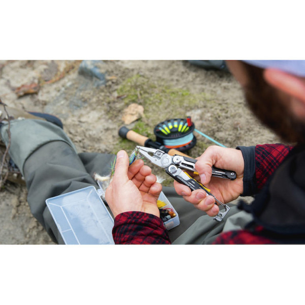 LEATHERMAN Signal Black 19-Tool Pliers - Ideal for Outdoor Survival, 213g, 25 Year Warranty